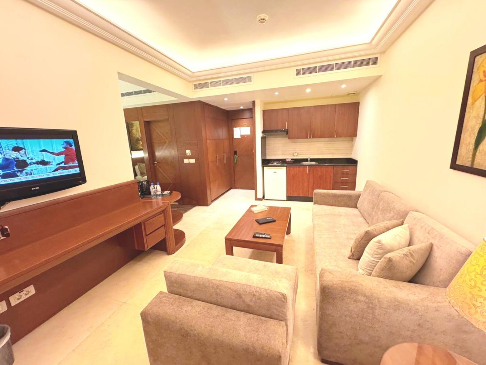 King Suites Hotel Beiroet Buitenkant foto